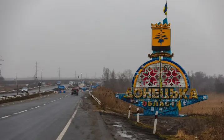 Biển báo địa phận tỉnh Donetsk tại biên giới Dnipropetrovsk - Donetsk (Ảnh: Global Images Ukraine/Getty Images)