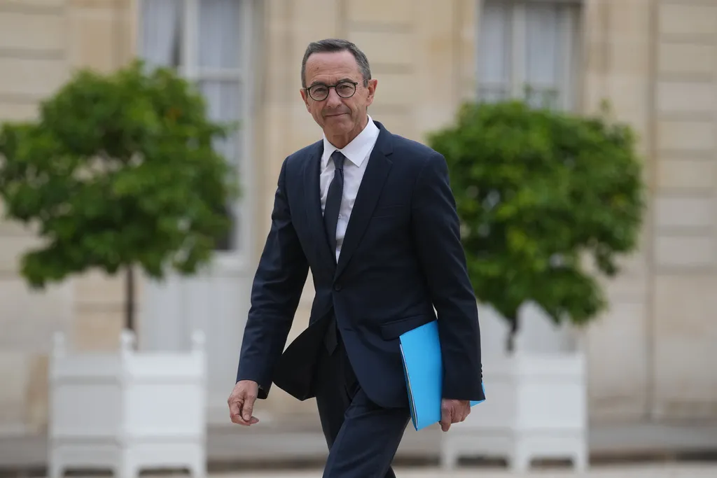 Pháp siết điều kiện nhập tịch và cư trú dài hạn - Ảnh 1.