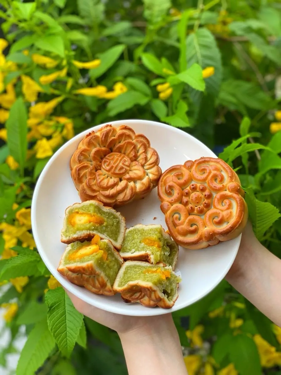 Bánh Trung thu cốm xào gây sốt: Sáng tạo mới lạ năm nay - Ảnh 1.