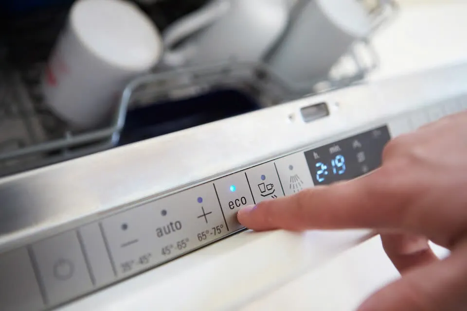 4 sai lầm khi dùng máy rửa chén khiến hóa đơn tăng vọt- Ảnh 2.
