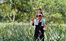 Cặp bố con “Nhà Dứa có gì thế?” lan tỏa năng lượng tích cực trong Cha con vạn dặm